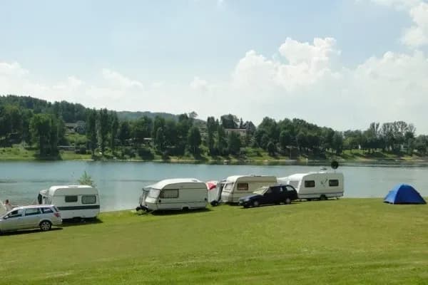 Kempingi nad jeziorem Rożnowskim – najlepsze miejsca na wypoczynek